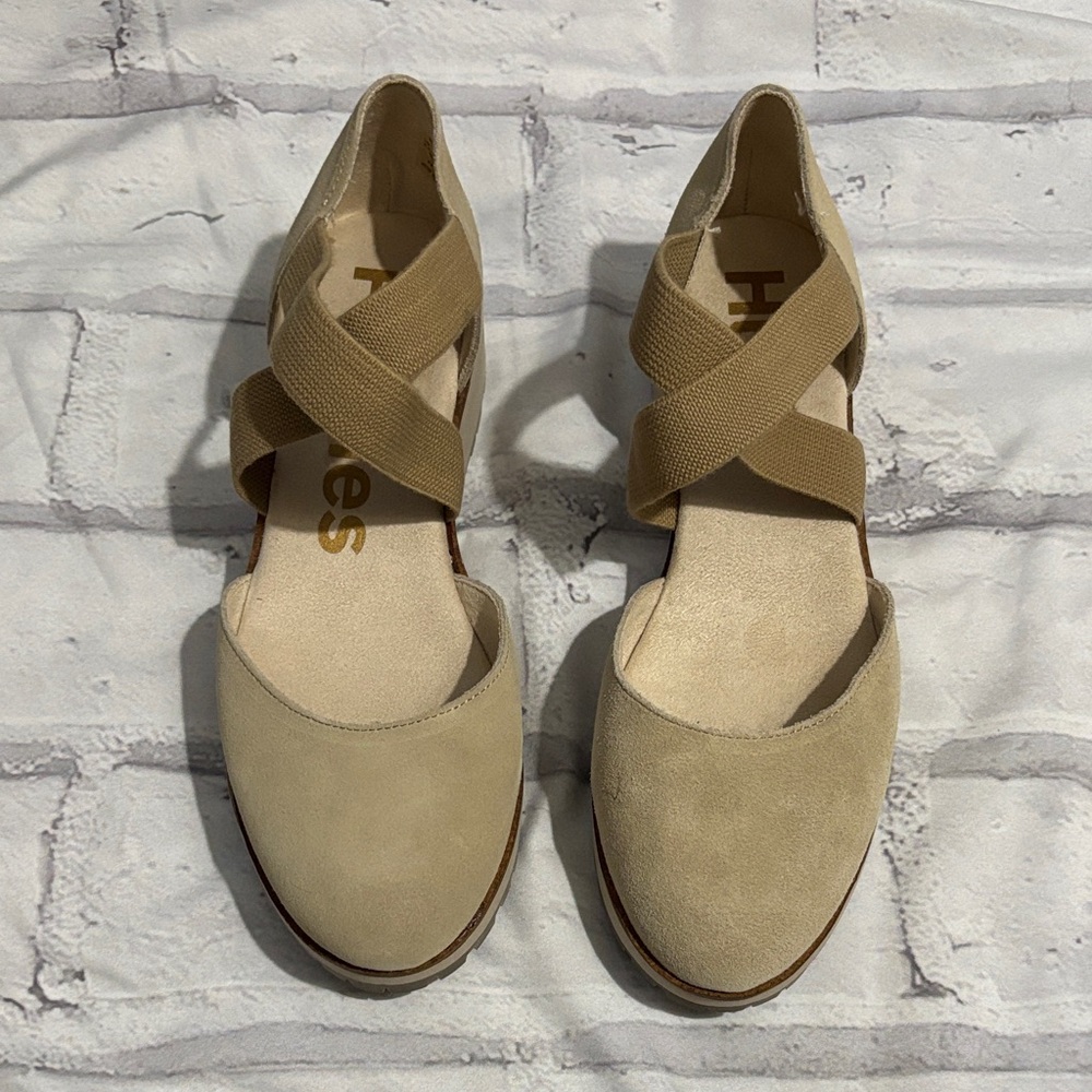 Hush Puppies Women's Beige Cross-Strap Flats
